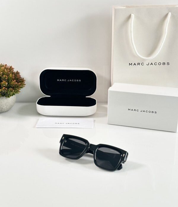 Marc Jacobs 11 Black